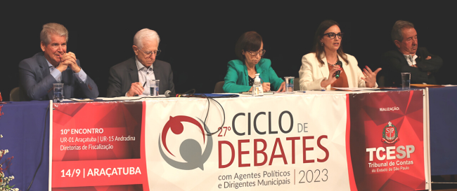 Procuradora-Geral fala do uso da tecnologia para a melhoria da eficiência na gestão pública durante o 10º encontro do Ciclo de Debates 