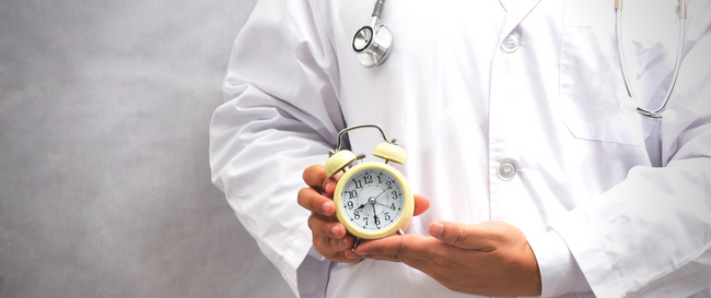 Organização Social de Saúde contrata médicos para jornadas de apenas 3 horas semanais, mas excede no pagamento de plantões