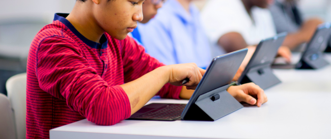 Procuradora pede que Educação apresente motivação para justificar escolha por material didático digital